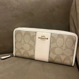 Coach white and cream signature Leather Accordian Zip Long Wallet